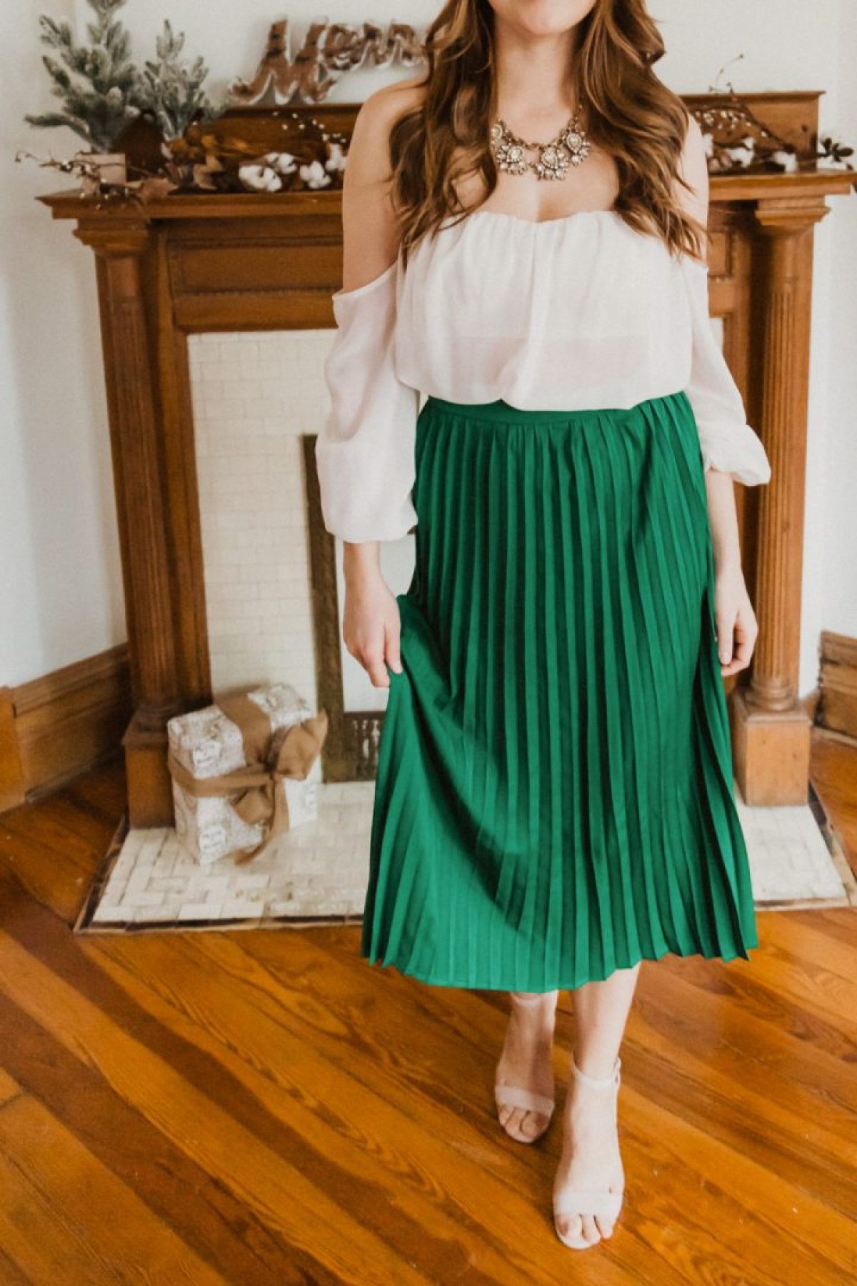 Green pleated skirt deals outfit ideas